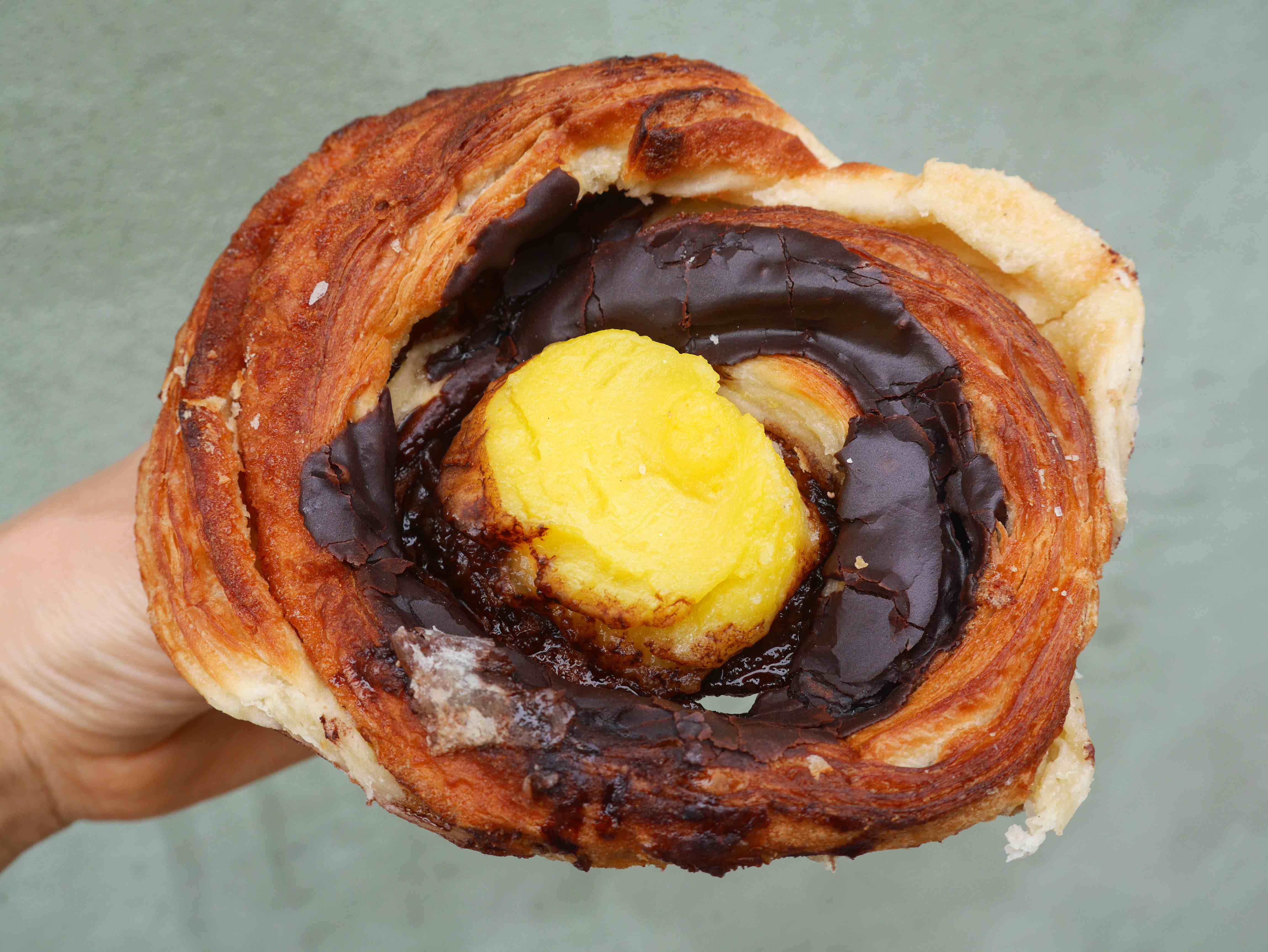 SKT Peders Bageri - cinnamon bun with chocolate