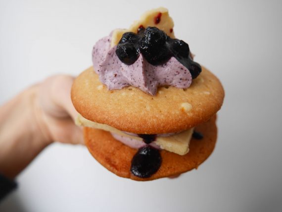 Cutter & Squidge London-blueberry cheesecake biskie