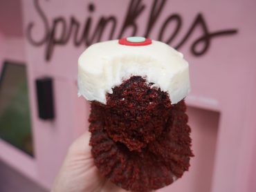 sprinkles nyc-red velvet cupcake