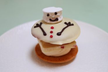 Strawberry snowman biskie - Cutter & Squidge London