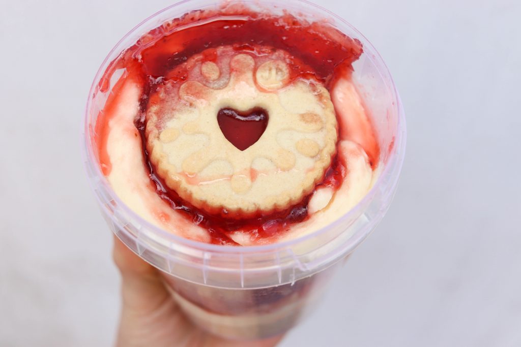 jammie dodger cake jar - auntie annie bakes
