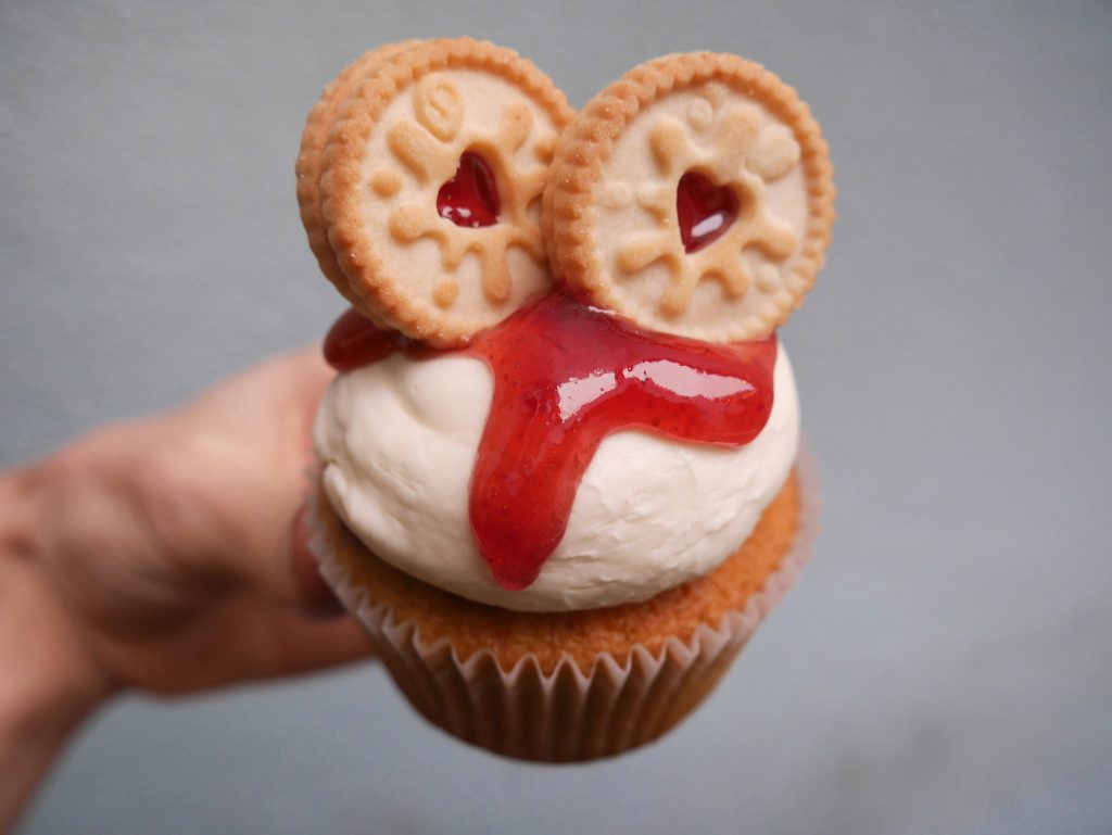 jammie dodger cupcake - crumbs & doilies